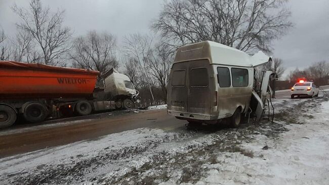 Место ДТП в грузовым автомобилем в Воронежской области. 28 декабря 2023