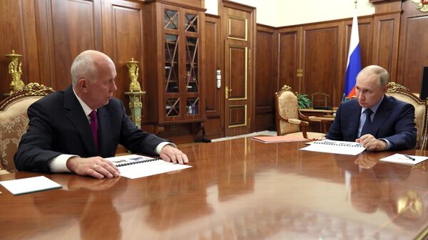 Президент РФ Владимир Путин и генеральный директор госкорпорации Ростех Сергей Чемезов во время встречи. 28 декабря 2023