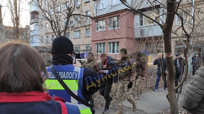 Задержание военного, взявшего в плен жену и ребенка в Одессе