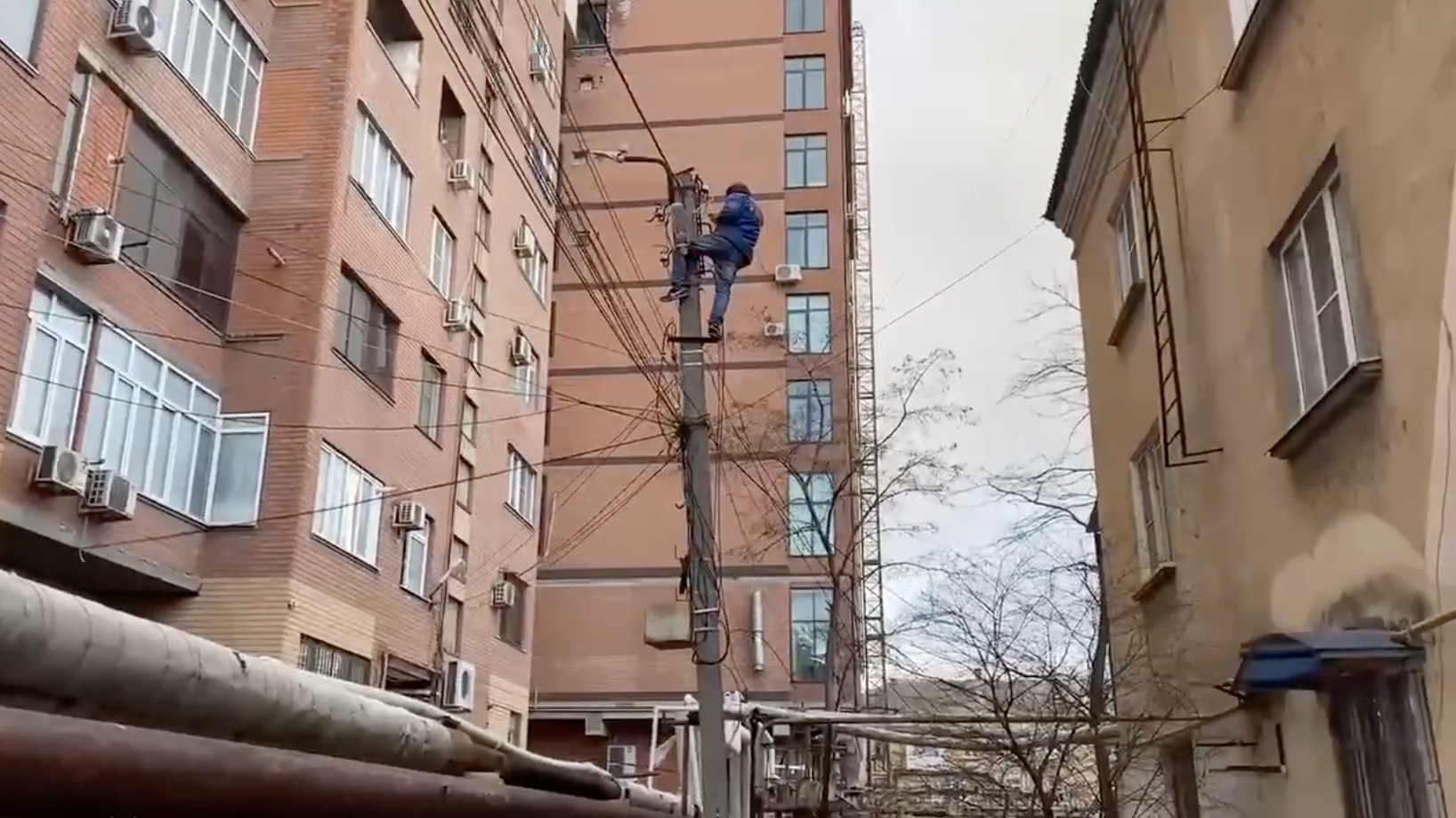 Восстановление электроснабжения после непогоды в Дагестане. 28 декабря 2023 - РИА Новости, 1920, 29.12.2023