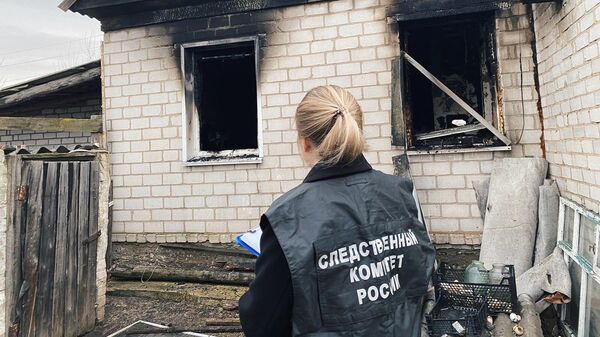 Сотрудник СК РФ на месте пожара в частном доме в Калаче-на-Дону Волгоградской области