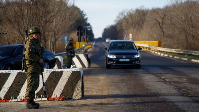 Миротворец ВС РФ на КПП в Приднестровье