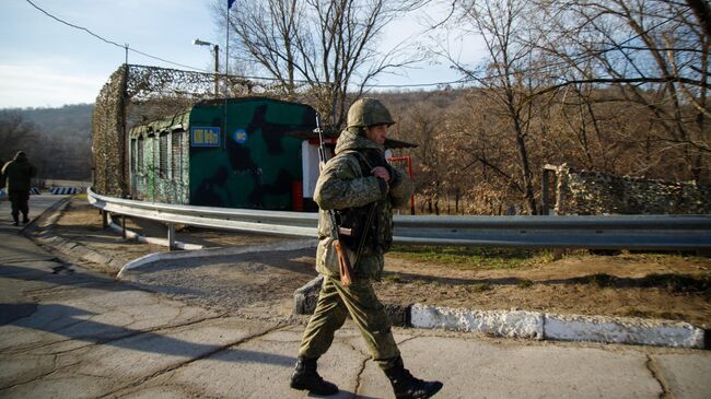 Миротворец ВС РФ на КПП в Приднестровье