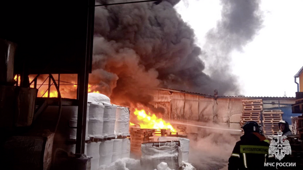 Место пожара на складе в Егорьевске Московской области. 29 декабря 2023