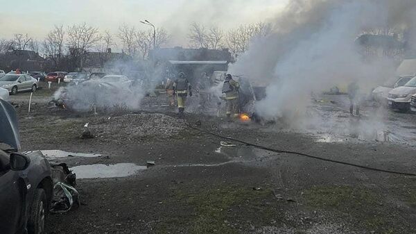 Пожарные на месте взрыва в Киеве
