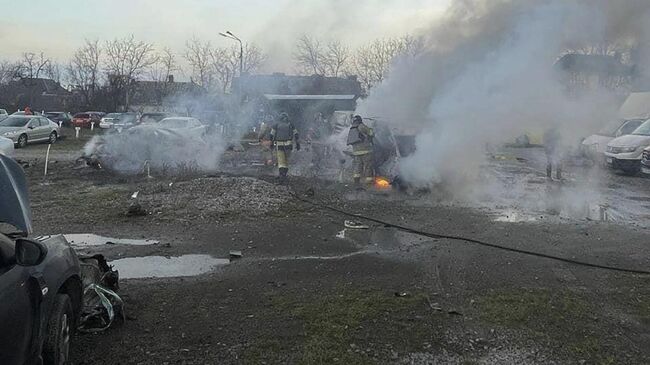 Пожарные на месте взрыва в Киеве