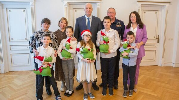 Председатель СК России Александр Бастрыкин во время встречи с детьми, участвующими в акции Елка желаний. 29 декабря 2023