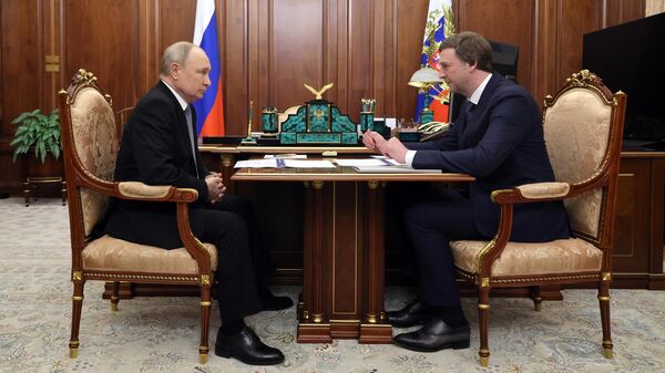 Президент РФ Владимир Путин и генеральный директор ПАО Аэрофлот Сергей Александровский во время встречи