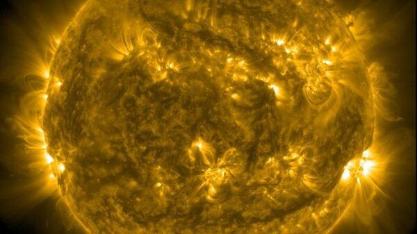 Изображение поверхности Солнца со множеством коронарных выбросов, полученное Обсерваторией солнечной динамики (SDO) НАСА, 29 ноября 2023 года