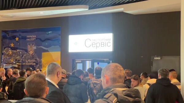 Очередь из украинских граждан в паспортный центр в Варшаве