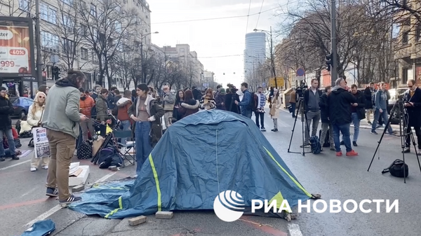 Сторонники прозападной оппозиции перекрыли улицу Кнеза Милоша в центре Белграда
