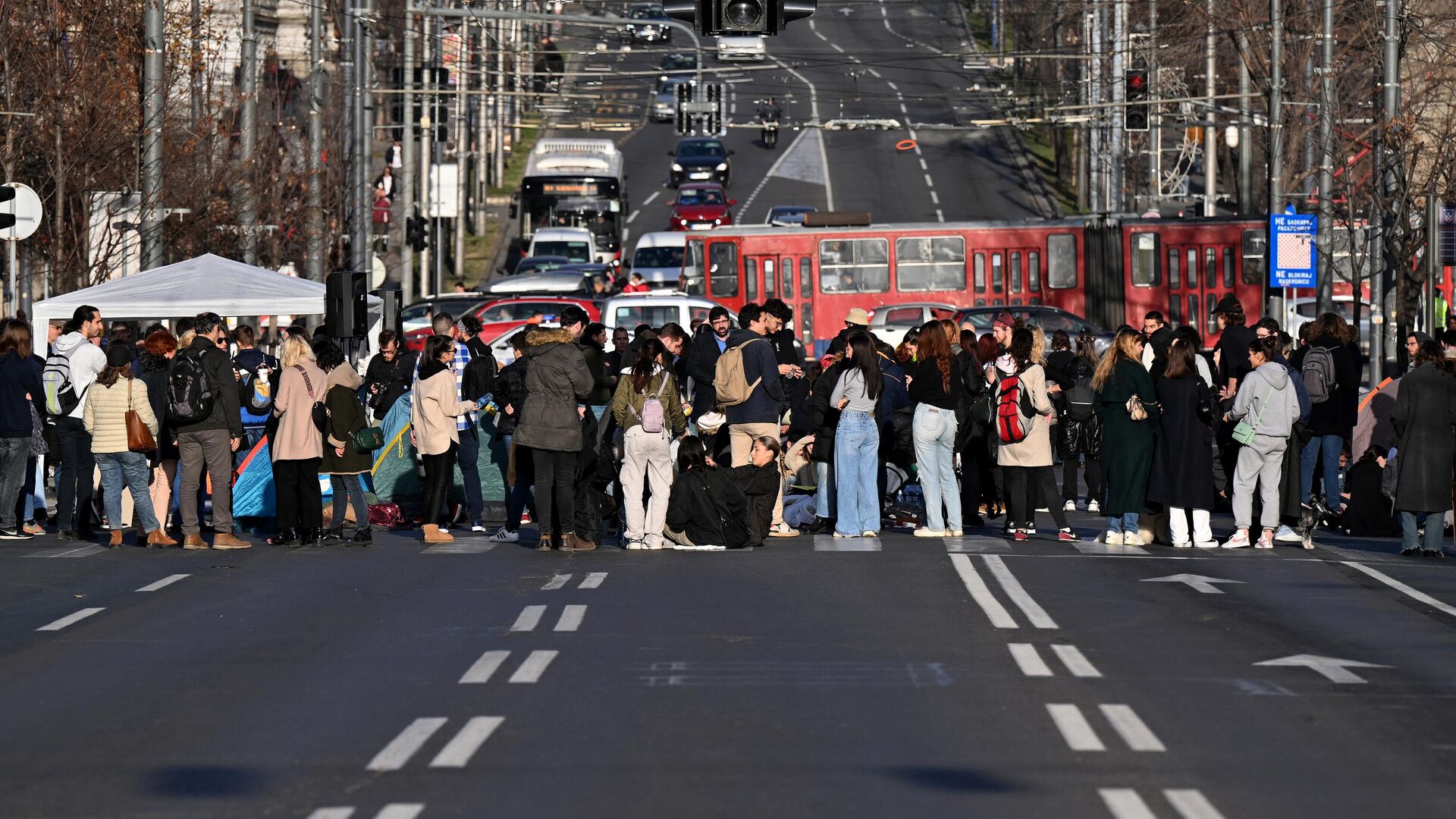 Оппозиция на улице Кнеза Милоша в центре Белграда. 29 декабря 2023 Оппозиция на улице Кнеза Милоша в центре Белграда. 29 декабря 2023 - РИА Новости, 1920, 29.12.2023