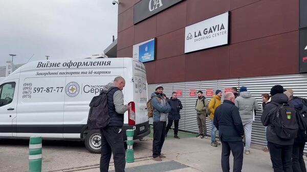 Граждане Украины у автобусов с сервисом выдачи документов в Мадриде
