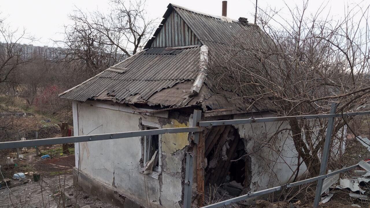 Последствия обстрела жилого дома в Никитовском районе Горловки  - РИА Новости, 1920, 20.01.2024