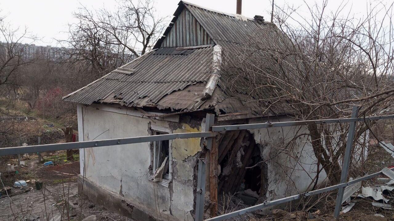 Последствия обстрела жилого дома в Никитовском районе Горловки  - РИА Новости, 1920, 20.01.2024