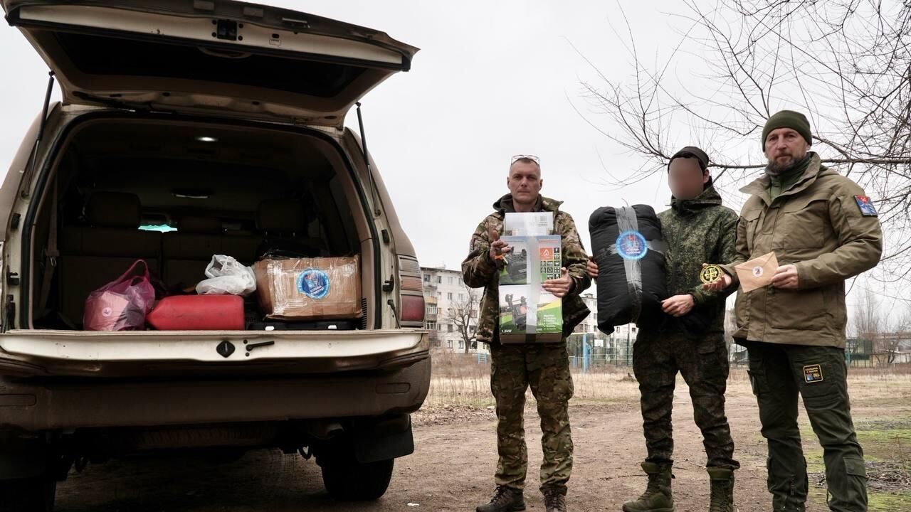 Передача бойцам в зоне СВО новогодних подарков из Магаданской области - РИА Новости, 1920, 30.12.2023