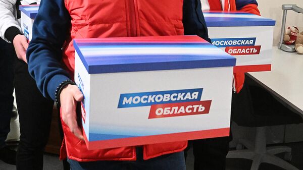 Волонтеры доставляют из Московской области в предвыборный штаб кандидата на должность президента РФ Владимира Путина подписи в поддержку его кандидатуры на выборах в президенты 2024 года