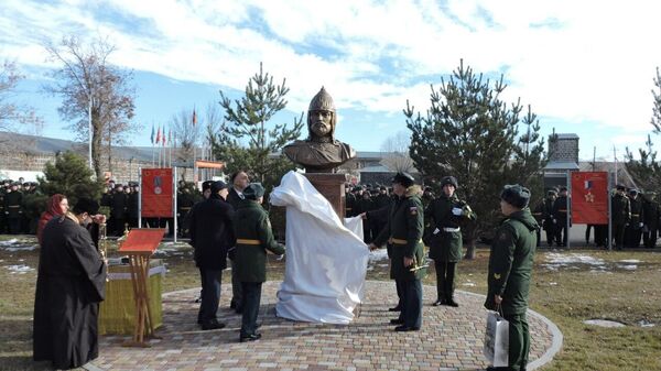 Памятник Александру Невскому открыли на военной базе РФ в Армении в день ее 82-летия