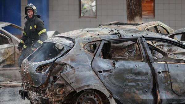 Автомобиль, сгоревший после удара украинских войск по центру Белгорода