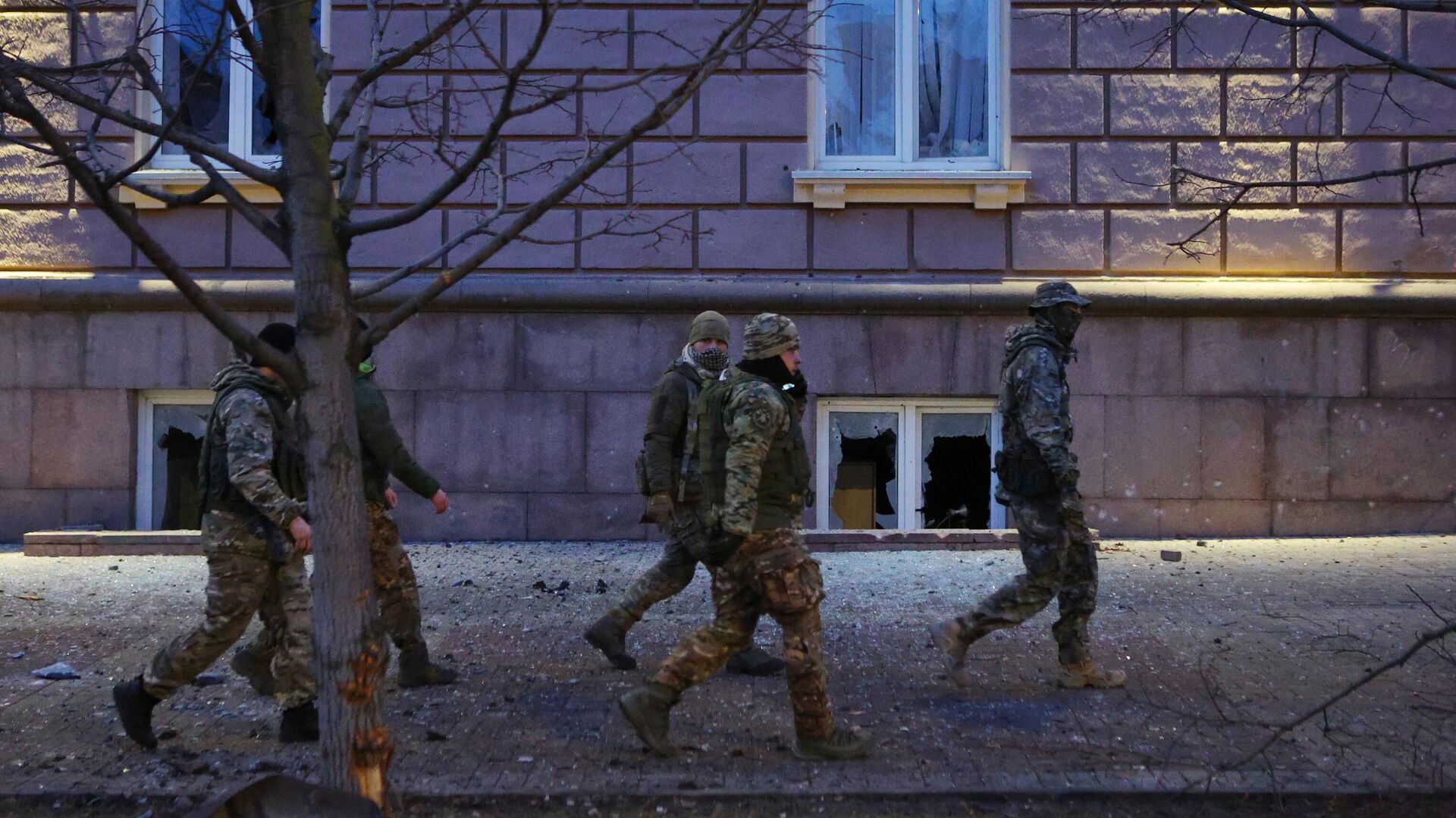 Люди в военной форме в центре Белгорода после удара украинских войск по городу - РИА Новости, 1920, 30.12.2023