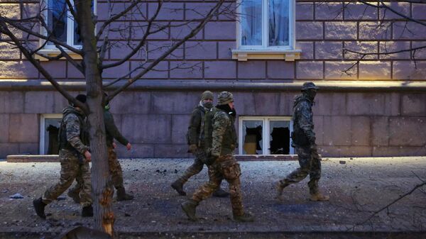 Люди в военной форме в центре Белгорода после удара украинских войск по городу