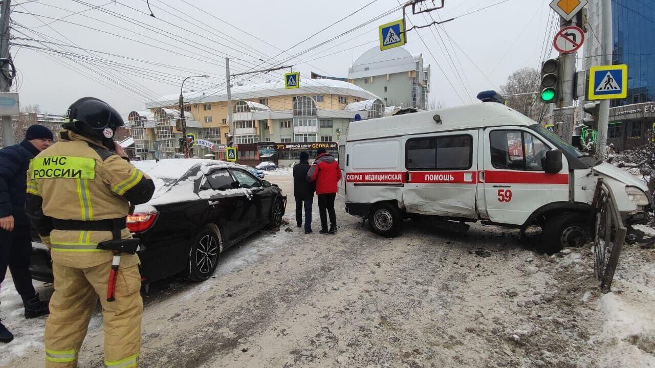 На месте ДТП с участием автомобиля скорой помощи в Иркутске - РИА Новости, 1920, 31.12.2023