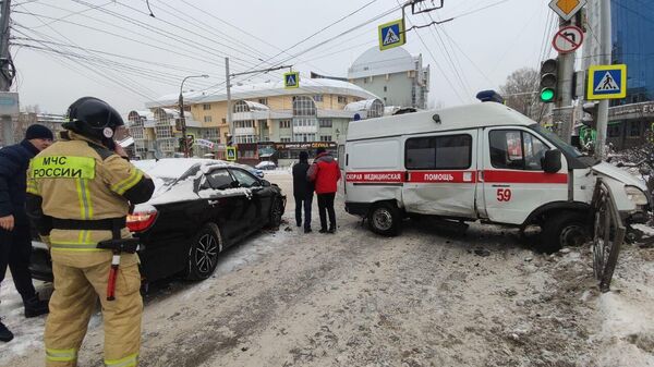 На месте ДТП с участием автомобиля скорой помощи в Иркутске