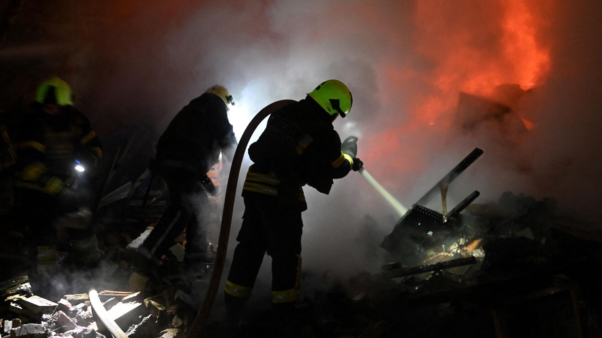 Пожарные ликвидируют возгорание в Харькове - РИА Новости, 1920, 31.12.2023