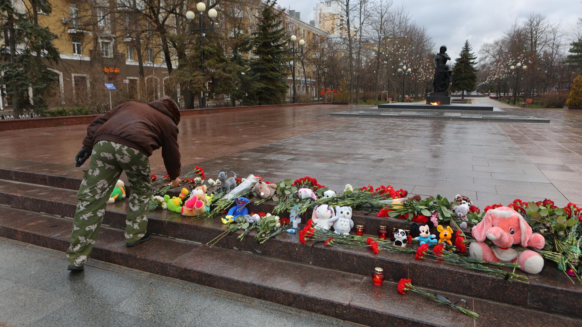 Мемориал в память о погибших после обстрела ВСУ в Белгороде - РИА Новости, 1920, 31.12.2023