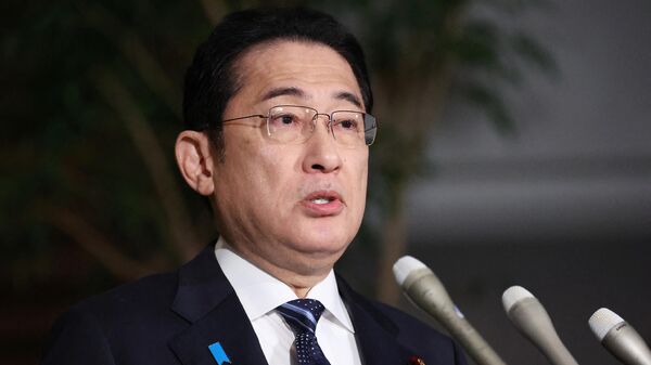Премьер-министр Японии Фумио Кисида рассказывает о ситуации после сильного землетрясения и предупреждения о цунами в Японии. 1 января 2024