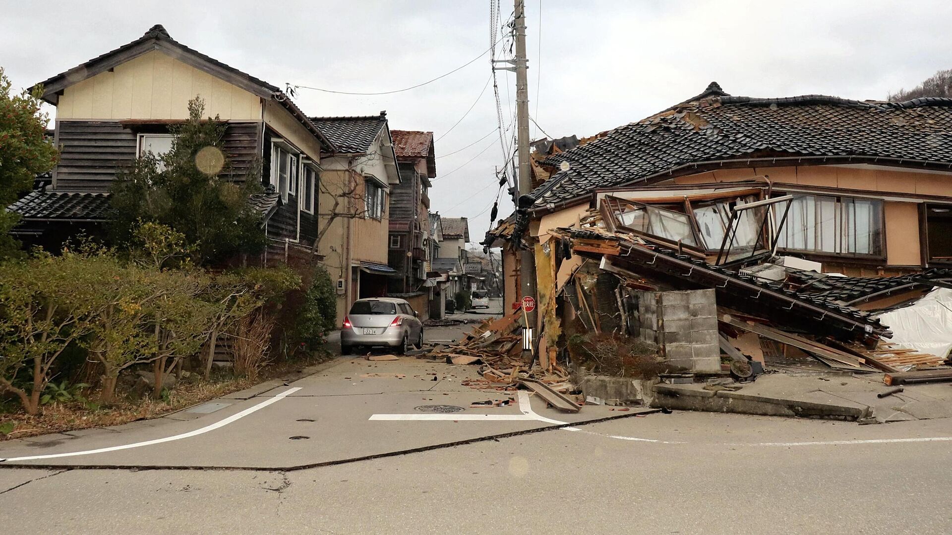 В Японии несколько домов обрушились из-за мощных землетрясений - РИА  Новости, 01.01.2024