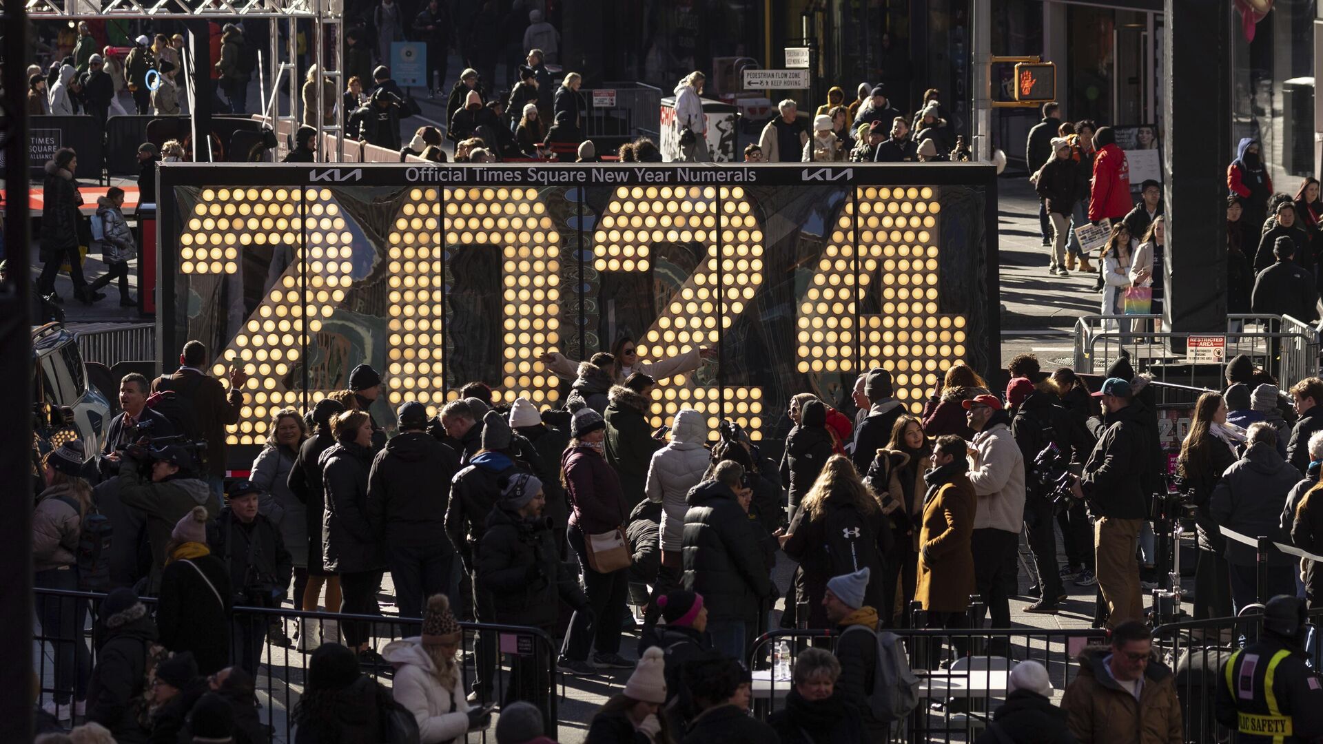 Люди возле новогодних цифр 2024 на Таймс-сквер в Нью-Йорке - РИА Новости, 1920, 02.01.2024