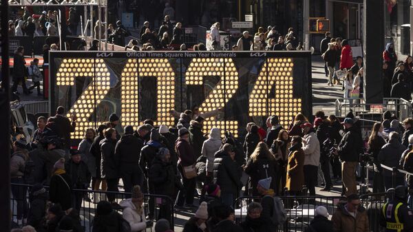 Люди возле новогодних цифр 2024 на Таймс-сквер в Нью-Йорке