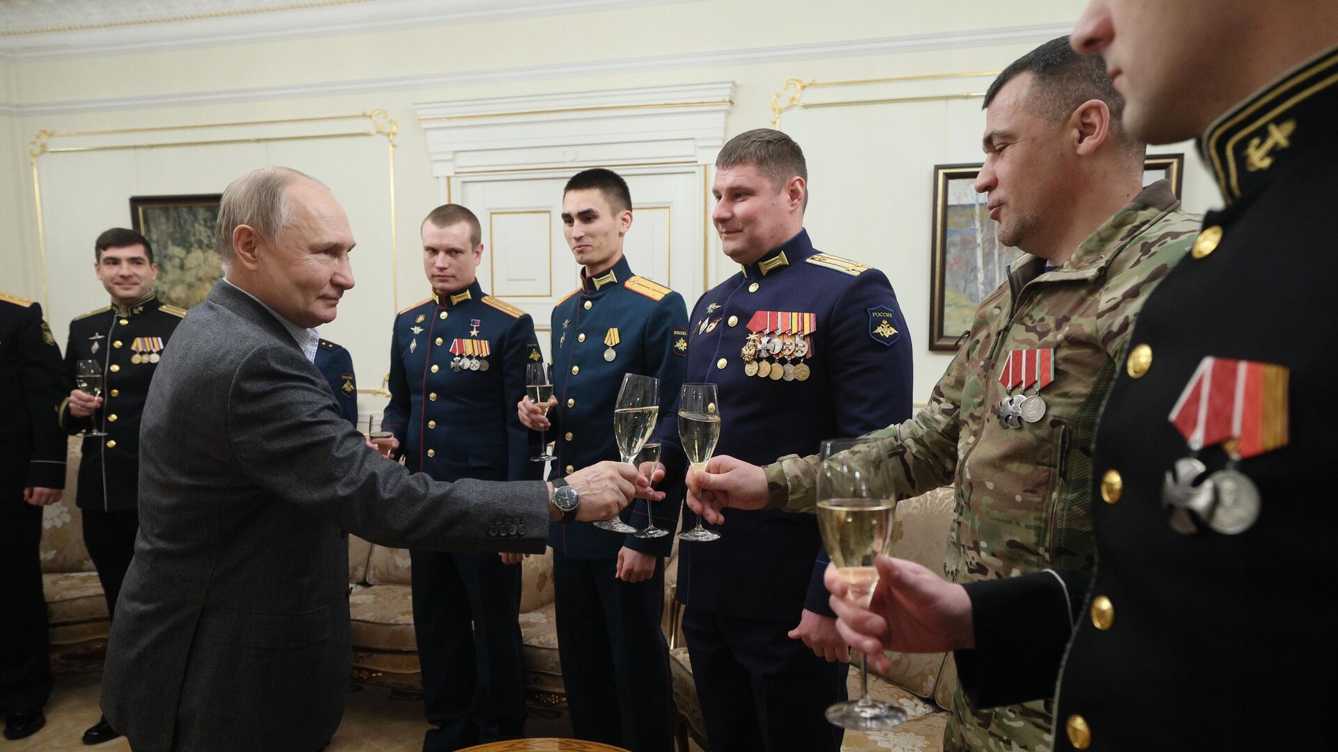 Президент РФ Владимир Путин проводит в Ново-Огареве встречу с военнослужащими - участниками СВО. 1 января 2024 - РИА Новости, 1920, 01.01.2024