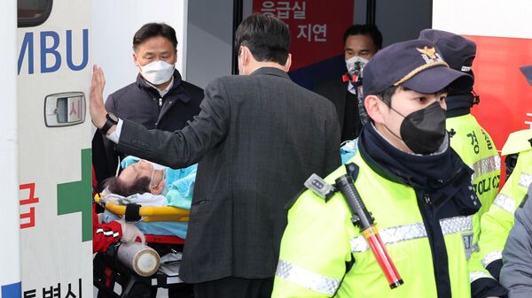 Лидер южнокорейской оппозиционной партии Ли Джэ Мён, подвергшийся нападению в Пусане, возле больницы Сеульского национального университета в Сеуле. 2 января 2024