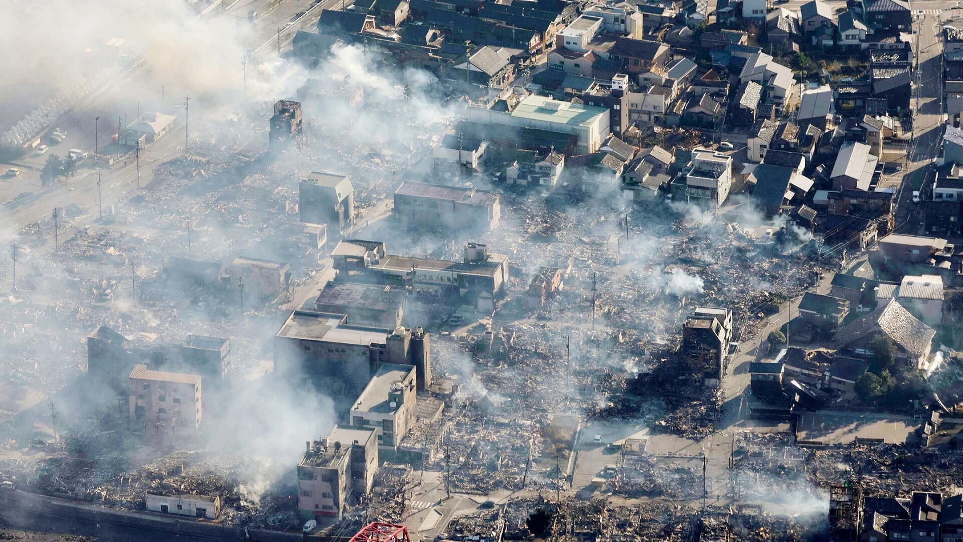 Дым над зданиями после сильного пожара в городе Вадзима, префектура Исикава в Японии. 2 января 2024 - РИА Новости, 1920, 02.01.2024