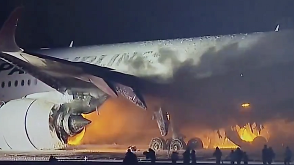 Стоп-кадр видео горящего борта JAL в аэропорту Токио