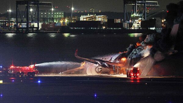 Тушение самолета Japan Airlines на взлетно-посадочной полосе токийского аэропорта Ханэда