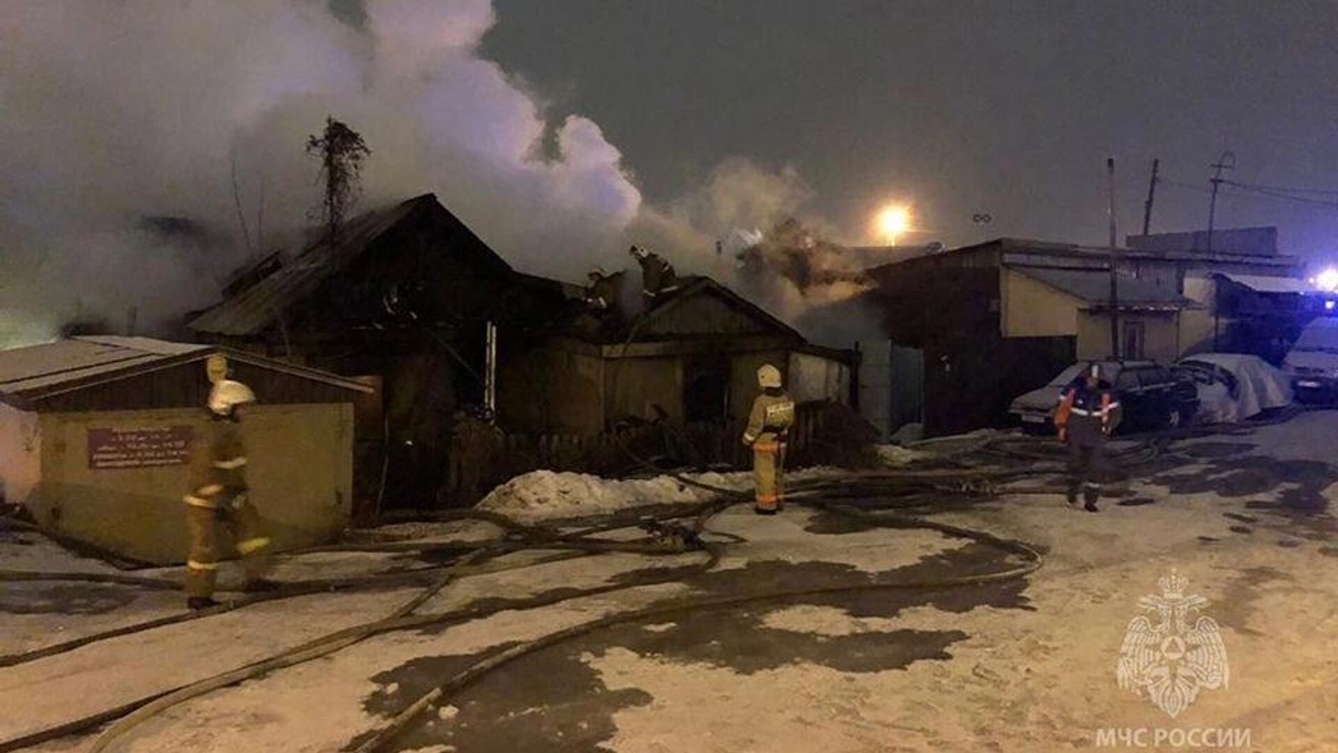 Место пожара в частном доме по улице Чаадаева в Пензе. 2 января 2024 - РИА Новости, 1920, 02.01.2024