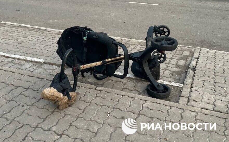 Детская коляска на месте обстрела со стороны ВСУ центра Белгорода - РИА Новости, 1920, 02.01.2024