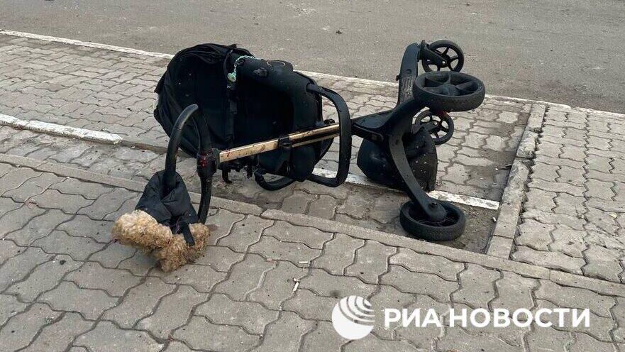 Детская коляска на месте обстрела со стороны ВСУ центра Белгорода - РИА Новости, 1920, 04.01.2024