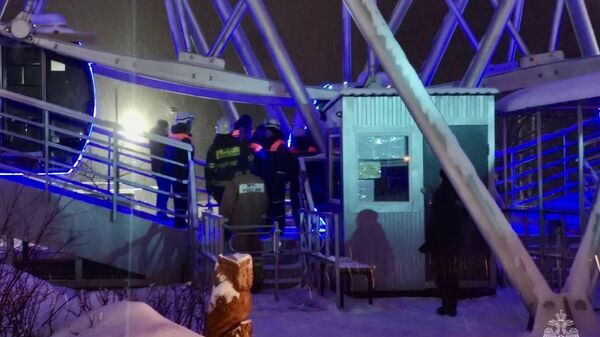 Сотрудники МЧС спасают людей с колеса обозрения в Пензенской области. 2 января 2024
