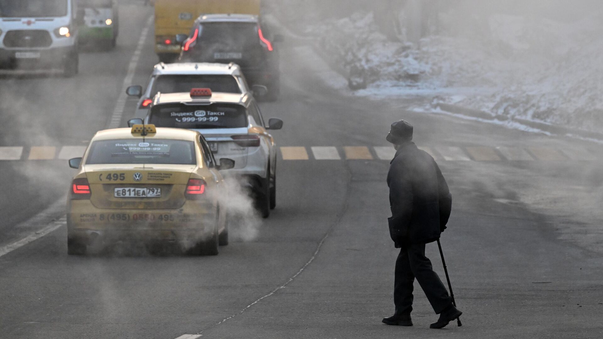 Мужчина переходит дорогу в морозный день на улице в Москве - РИА Новости, 1920, 08.01.2024