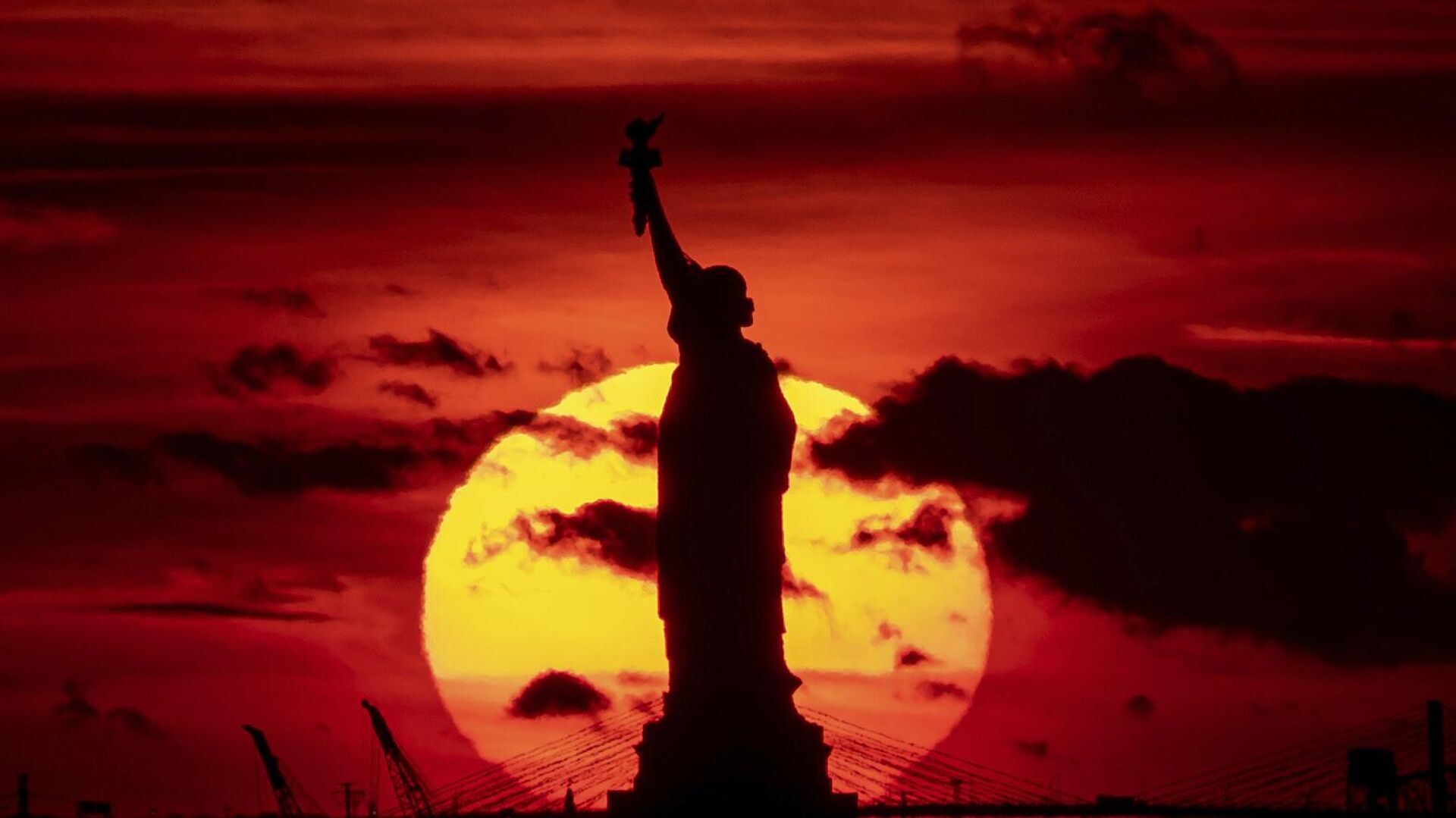 Статуя свободы в Нью-Йорке на фоне заката - РИА Новости, 1920, 19.02.2024