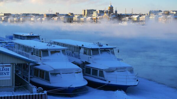 Занесенные снегом прогулочные корабли в морозную погоду в Санкт-Петербурге. 3 января 2024