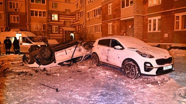 Машины на улице Белгорода, поврежденные при обстреле со стороны ВСУ. 5 января 2024