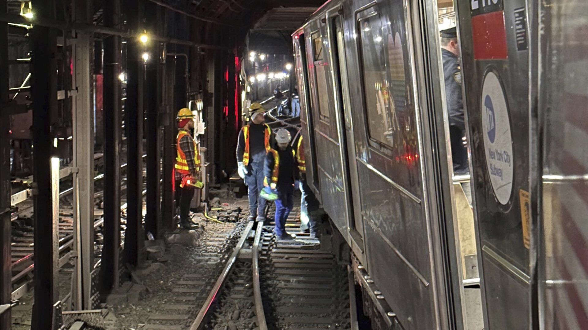 Место схода поезда нью-йоркского метро после столкновения с другим поездом. 4 января 2024 - РИА Новости, 1920, 05.01.2024