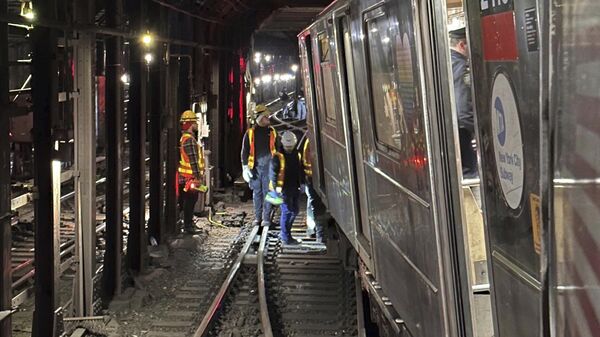 Место схода поезда нью-йоркского метро после столкновения с другим поездом. 4 января 2024