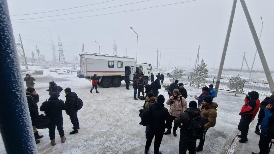 В Казахстане из снежного заноса эвакуировали водителей-дальнобойщиков из Белоруссии. 5 января 2024 - РИА Новости, 1920, 05.01.2024