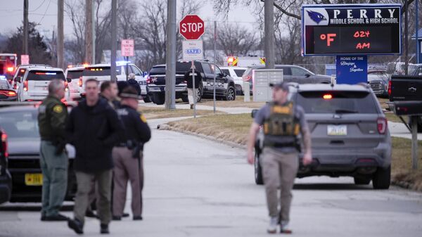 Полиция недалеко от места стрельбы в средней школе в городке Перри в Айове. 4 января 2024